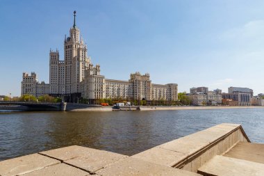 Moskova, Rusya - 01 Mayıs 2019: Kosmodamianskaya seti ve Moskva nehri arka planında Moskova'daki Kotelnicheskaya seti üzerinde yüksek katlı
