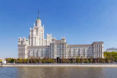Moskova, Rusya - 01 Mayıs 2019: Güneşli bahar sabahında Moskva nehrine karşı Moskova'daki Kotelnicheskaya setiüzerinde yüksek katlı