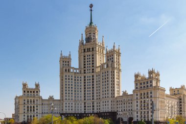 Moskova, Rusya - 01 Mayıs 2019: Moskova'daki Kotelnicheskaya Embankment'ta güneşli sabah kapanışında mavi gökyüzü arka planı üzerinde Stalin gökdeleni
