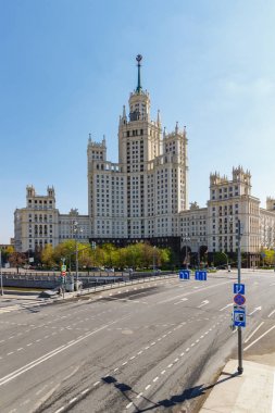 Moskova, Rusya - 01 Mayıs 2019: Yauza nehri üzerindeki Malyi Ustyinskiy Köprüsü, Moskova'daki Kotelnicheskaya Embankment'taki Stalin gökdeleninin arka planında