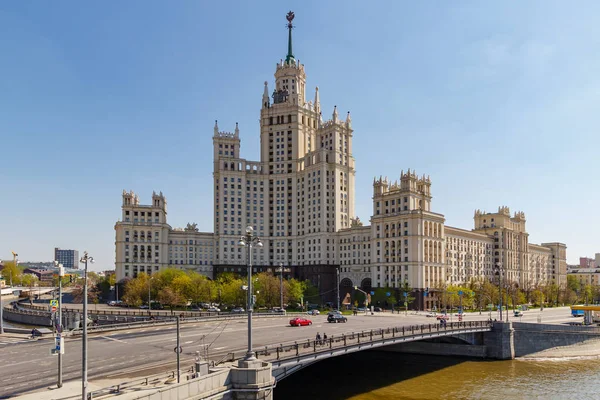 Moskova, Rusya - 01 Mayıs 2019: Güneşli bahar sabahı Malyi Ustyinskiy Köprüsü'nün arka planında Moskova'daki Kotelnicheskaya Embankment'taki Stalin gökdeleninin görünümü — Stok fotoğraf