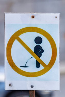 El yapımı işareti Güneşli bir günde şehir çim üzerinde ahşap yazı ile yakın çekim çiş etmeyin