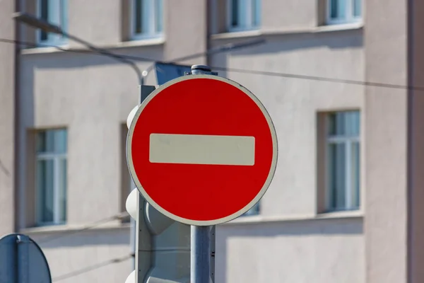 Señal de tráfico El paso de vehículos está prohibido contra la pared del edificio en el primer día soleado — Foto de Stock