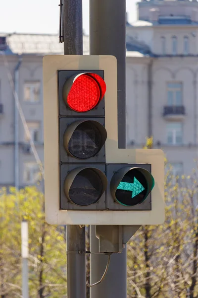 Verkeerslicht met verbied rood signaal en permissieve groene signaal van rechter pijl sectie op City Street in Sunny Day close-up — Stockfoto