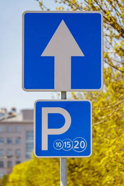 Дорожный знак Платные парковки крупным планом на городской улице против зеленых деревьев и голубого неба в солнечный день — стоковое фото