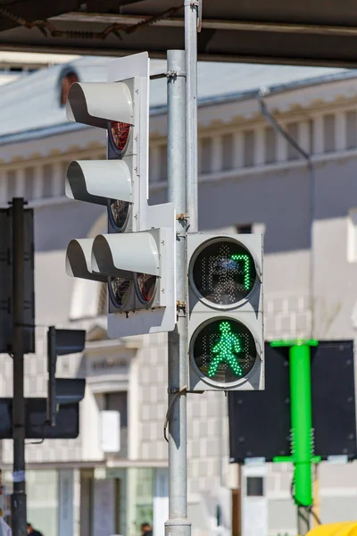 Светофор с разрешительным зеленым сигналом для пешеходов на городской улице крупным планом — стоковое фото