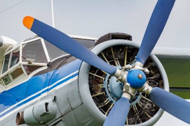 Pilotlar kabin ve motor sovyet uçak çift kanatlı Antonov An-2 closeup dört bıçak pervane ile