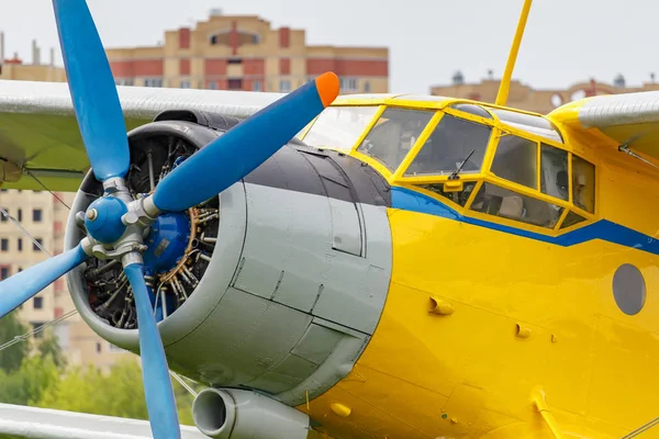 Avion biplan soviétique Antonov AN-2 avec hélice bleue à quatre pales et fuselage jaune gros plan — Photo