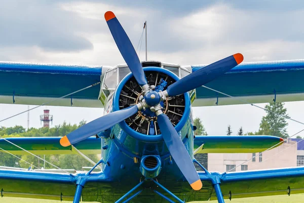 Blu dipinto leggendario aereo sovietico biplano Antonov AN-2 primo piano parcheggiato sul campo d'aviazione contro cielo nuvoloso — Foto Stock