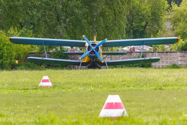 Sovjet vliegtuig tweedekker Antonov An-2 geparkeerd op een groen gras van Airfield — Stockfoto