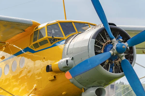 Cabina dei piloti gialli e motore con elica blu a quattro pale del biplano aereo sovietico Antonov AN-2 primo piano — Foto Stock