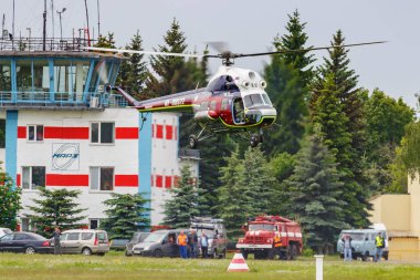 Balashikha, Moskova bölgesi, Rusya - 25 Mayıs 2019: Sovyet helikopteri mi-2u Rf-00522 ile helikopter yarışları Havacılık festivali Sky Theory and Practice 2019'da Chyornoe havaalanında