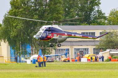 Balashikha, Moskova bölgesi, Rusya - 25 Mayıs 2019: Sovyet helikopteri mi-2u Rf-00522 ile helikopter yarışları Havacılık festivali Sky Theory and Practice 2019'da Chyornoe havaalanında