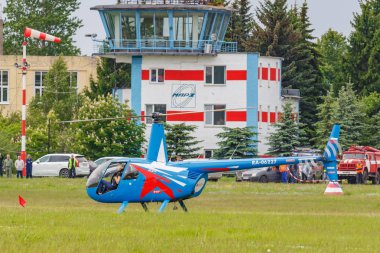 Balashikha, Moskova bölgesi, Rusya - 25 Mayıs 2019: Helikopterle helikopter yarışları Robinson R44 Raven Ra-06227 Havacılık festivali Sky Theory and Practice 2019'da Chyornoe havaalanında