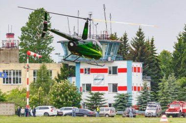 Balashikha, Moskova bölgesi, Rusya - 25 Mayıs 2019: Helikopterle helikopter yarışları Robinson R44 Raven Ra-07368 Havacılık festivali Sky Theory and Practice 2019'da Chyornoe havaalanında