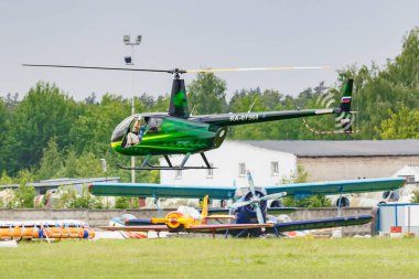 Balashikha, Moskova bölgesi, Rusya - 25 Mayıs 2019: Helikopterle helikopter yarışları Robinson R44 Raven Ra-07368 Havacılık festivali Sky Theory and Practice 2019'da Chyornoe havaalanında