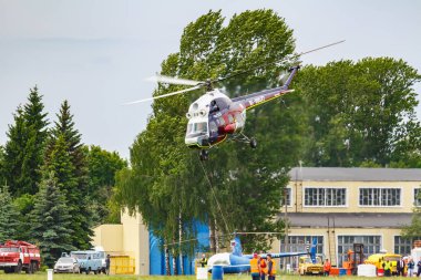 Balashikha, Moskova bölgesi, Rusya - 25 Mayıs 2019: Sovyet helikopteri mi-2u Rf-00522 ile helikopter yarışları Havacılık festivali Sky Theory and Practice 2019'da Chyornoe havaalanında