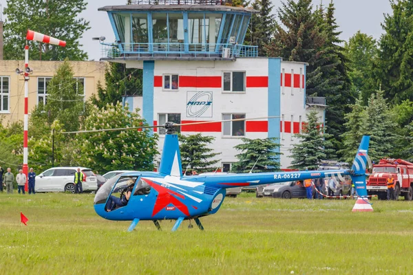 Balaschikha, moskauer region, russland - 25. Mai 2019: helikopterrennen mit hubschrauber robinson r44 rabe ra-06227 beim flugfestival himmel theorie und praxis 2019 auf flugplatz chyornoe — Stockfoto