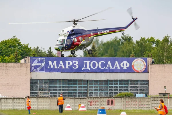 Balaschikha, Moskauer Gebiet, Russland - 25. Mai 2019: Helikopterrennen mit dem sowjetischen Hubschrauber mi-2u rf-00522 beim Luftfahrtfestival Himmel Theorie und Praxis 2019 auf dem Flugplatz Tschyornoe — Stockfoto