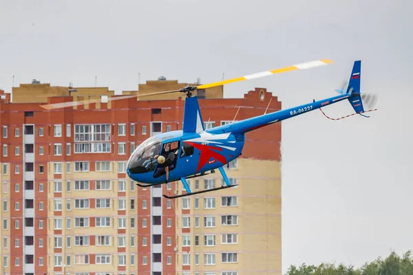 Balashikha, región de Moscú, Rusia - 25 de mayo de 2019: carreras de helicópteros en helicóptero Robinson R44 Raven RA-06227 en el festival de aviación Sky Theory and Practice 2019 en el aeródromo Chyornoe — Foto de Stock