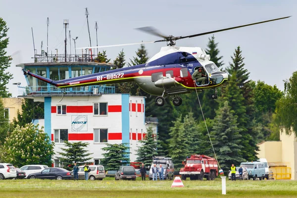 Balashikha, región de Moscú, Rusia - 25 de mayo de 2019: Carreras de helicópteros por helicóptero soviético MI-2U RF-00522 en el festival de aviación Sky Theory and Practice 2019 en el aeródromo Chyornoe — Foto de Stock