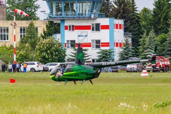 Balashikha, Moscow Region, Rusland-25 mei 2019: helikopter races per helikopter Robinson R44 Raven Ra-07368 op de Aviation Festival Sky theorie en praktijk 2019 op Airfield Chyornoe — Stockfoto