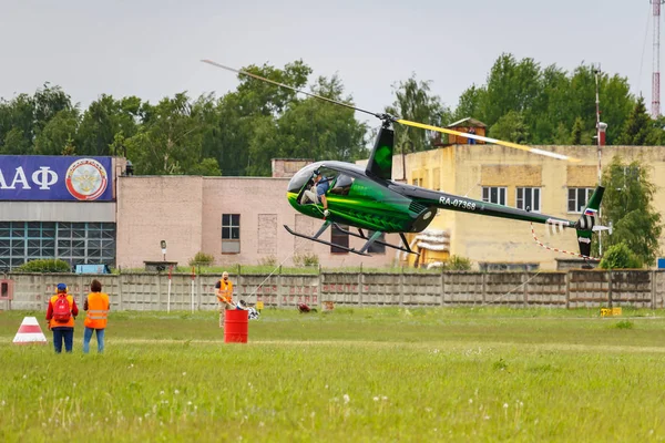 Balashikha, región de Moscú, Rusia - 25 de mayo de 2019: carreras de helicópteros en helicóptero Robinson R44 Raven RA-07368 en el festival de aviación Sky Theory and Practice 2019 en el aeródromo Chyornoe — Foto de Stock