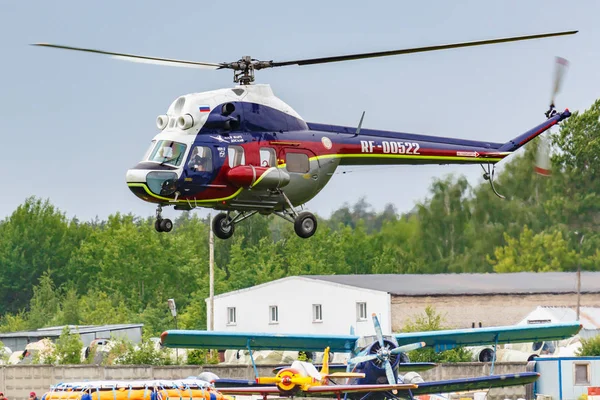 Balashikha, región de Moscú, Rusia - 25 de mayo de 2019: Carreras de helicópteros por helicóptero soviético MI-2U RF-00522 en el festival de aviación Sky Theory and Practice 2019 en el aeródromo Chyornoe — Foto de Stock
