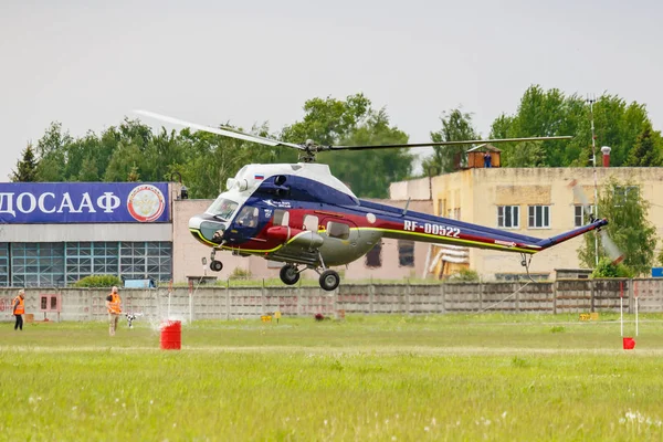 Balashikha, Moscow Region, Rusland-mei 25, 2019: helikopter races door Sovjet-helikopter mi-2U RF-00522 op de luchtvaart Festival Sky Theory en Practice 2019 op Airfield Chyornoe — Stockfoto