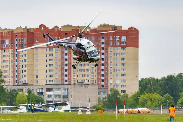 Balaschikha, Moskauer Gebiet, Russland - 25. Mai 2019: Helikopterrennen mit dem sowjetischen Hubschrauber mi-2u rf-00522 beim Luftfahrtfestival Himmel Theorie und Praxis 2019 auf dem Flugplatz Tschyornoe — Stockfoto
