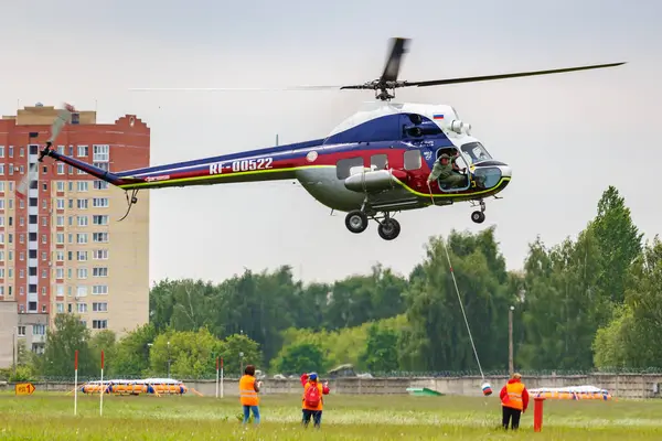 Balashikha, región de Moscú, Rusia - 25 de mayo de 2019: Carreras de helicópteros por helicóptero soviético MI-2U RF-00522 en el festival de aviación Sky Theory and Practice 2019 en el aeródromo Chyornoe — Foto de Stock