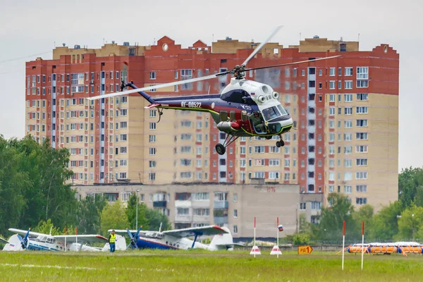 Balashikha, Moscow Region, Rusland-mei 25, 2019: helikopter races door Sovjet-helikopter mi-2U RF-00522 op de luchtvaart Festival Sky Theory en Practice 2019 op Airfield Chyornoe — Stockfoto