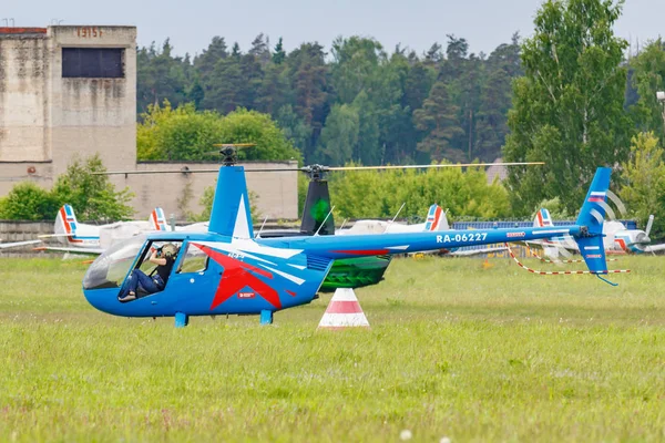 Balaschikha, moskauer region, russland - 25. Mai 2019: helikopterrennen mit hubschrauber robinson r44 rabe ra-06227 beim flugfestival himmel theorie und praxis 2019 auf flugplatz chyornoe — Stockfoto