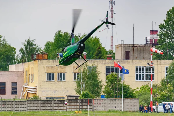 Balashikha, Moscow region, Russia - May 25, 2019: Helicopter races by helicopter Robinson R44 Raven RA-07368 at the Aviation festival Sky Theory and Practice 2019 on airfield Chyornoe — Stock Photo, Image