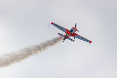 Balashikha, Moskova bölgesi, Rusya - 25 Mayıs 2019: Spor uçağı Extra 330lx Ra-1758g üzerinde uçak sporları Svetlana Kapanina mutlak dünya şampiyonu Chyornoe havaalanı üzerinde akrobasi gerçekleştirir