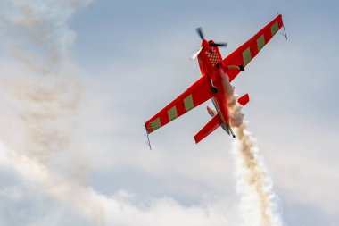 Balashikha, Moskova bölgesi, Rusya - 25 Mayıs 2019: Spor uçağı Extra 330lx Ra-1758g üzerinde uçak sporları Svetlana Kapanina mutlak dünya şampiyonu Chyornoe havaalanı üzerinde akrobasi gerçekleştirir