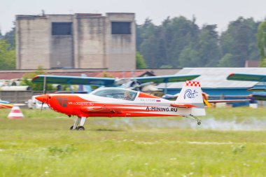 Balashikha, Moskova Bölgesi, Rusya-25 Mayıs, 2019: uçak sporunda Bayan rekabette mutlak dünya şampiyonu Svetlana kapanina spor düzleminde ekstra 330lx ra-1758g Havaalanı üzerinde iniş