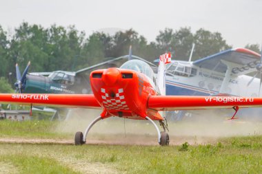 Balashikha, Moskova Bölgesi, Rusya-25 Mayıs, 2019: uçak sporunda kadın rekabeti mutlak dünya şampiyonu Svetlana kapanina spor uçağı ekstra 330lx ra-1758g Chyornoe havaalanında