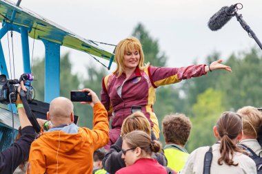 Balashikha, Moscow Region, Rusya-25 Mayıs 2019: uçak sporunda Rus pilot mutlak dünya şampiyonu Svetlana kapanina Havacılık Festivali 'nde medya ile iletişim kurar gökyüzü teorisi ve uygulama 2019
