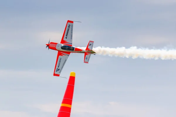 Balashikha, moskevský region, Rusko-25. května 2019: absolutní světový šampion v letadle sportovec Svetlana Kapanina na sportovní rovině extra 330lx RA-1758g provádí akrobacii přes letiště Chyornoe — Stock fotografie