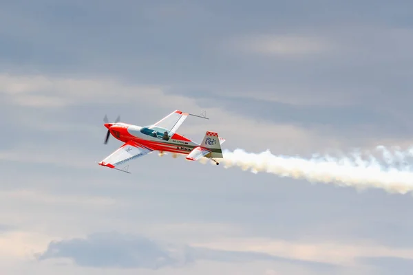 バラシカ、モスクワ地域、ロシア - 2019年5月25日:スポーツ飛行機エクストラ330lx Ra-1758gで飛行機スポーツスヴェトラーナカパニナの絶対的な世界チャンピオンは、チオルノエ飛行場の上に曲技飛行を行います — ストック写真