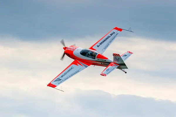 Balashikha, région de Moscou, Russie - 25 mai 2019 : Championne du monde absolue de sport d'avion Svetlana Kapanina sur avion sportif Extra 330LX RA-1758G effectue de la voltige au-dessus de l'aérodrome de Chyornoe — Photo