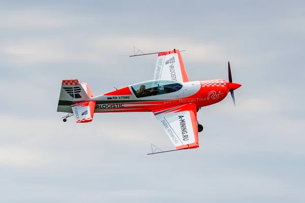 Balashikha, région de Moscou, Russie - 25 mai 2019 : Championne du monde absolue de sport d'avion Svetlana Kapanina sur avion sportif Extra 330LX RA-1758G effectue de la voltige au-dessus de l'aérodrome de Chyornoe — Photo