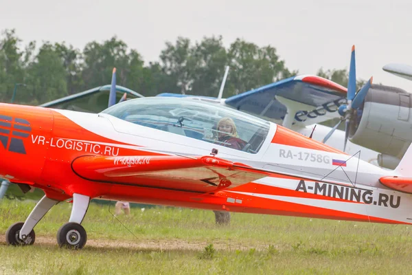 Balashikha, Moscow Region, Rusland-25 mei 2019: absolute wereldkampioen in de women's Competition in vliegtuig sport Svetlana Kapanina in sport vliegtuig extra 330lx Ra-1758g op Chyornoe Airfield — Stockfoto