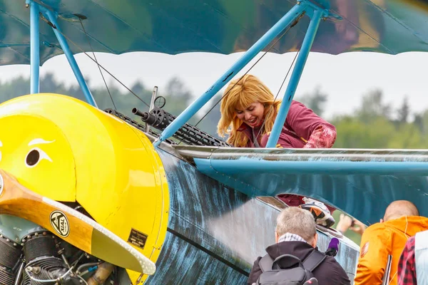 Balashikha, wilayah Moskow, Rusia - 25 Mei 2019: Juara dunia absolut dalam kompetisi wanita dalam olahraga pesawat terbang Svetlana Kapanina di festival penerbangan Teori Langit dan Praktik 2019 — Stok Foto