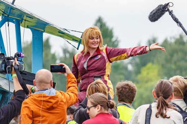 Балашиха, Московская область, Россия - 25 мая 2019 года: Российская летчица-абсолютная чемпионка мира по аэроплану Светлана Капанина общается со СМИ на авиационном фестивале "Теория и практика неба 2019"
