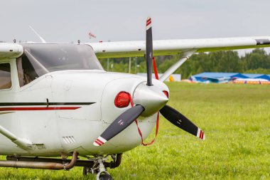Balashikha, Moskova Bölgesi, Rusya-25 Mayıs, 2019: Amerikan ışık uçağı Cessna 206h ra-67568 Havacılık Festivali gökyüzü teorisi ve uygulama 2019 Chyornoe Havaalanı üzerinde yeşil bir çim üzerinde Park