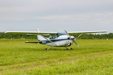 Balashikha, Moskova Bölgesi, Rusya-25 Mayıs, 2019: Amerikan ışık uçak Cessna R182 Skylane RG ra-67715 Havacılık Festivali Sky teorisi ve uygulama 2019 Chyornoe Havaalanı üzerinde yeşil bir çim üzerinde