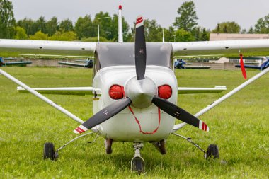 Balashikha, Moskova Bölgesi, Rusya-25 Mayıs, 2019: Amerikan ışık uçağı Cessna 206h ra-67568 Havacılık Festivali gökyüzü teorisi ve uygulama 2019 Chyornoe Havaalanı üzerinde yeşil bir çim üzerinde Park