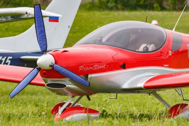 Balashikha, Moskova Bölgesi, Rusya-25 Mayıs, 2019: hafif spor uçağı Piper Sport cruiser ra-1381g Havacılık Festivali Sky teorisi ve uygulama 2019 Chyornoe Havaalanı yeşil bir çim üzerinde